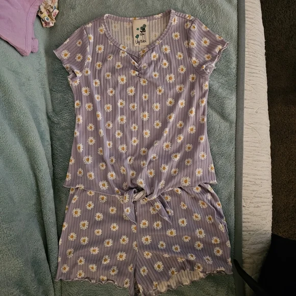 Lily Bleu Purple and White Daisy Matching Set - Picture 3 of 15